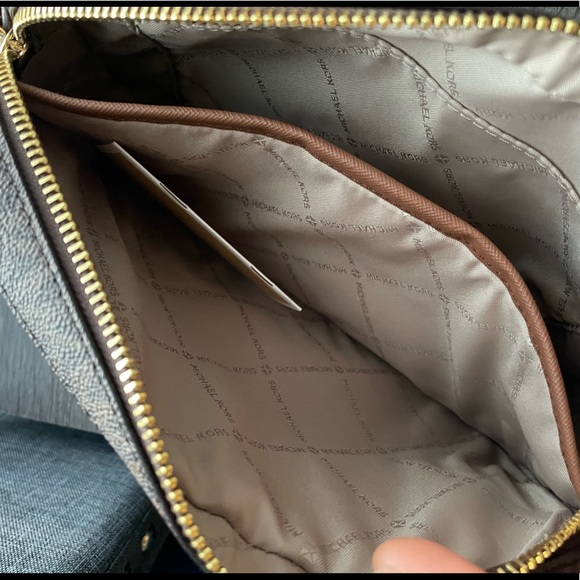 New , Authentic Michael Kors brown jet set Crossbody bag - Picture 9 of 15